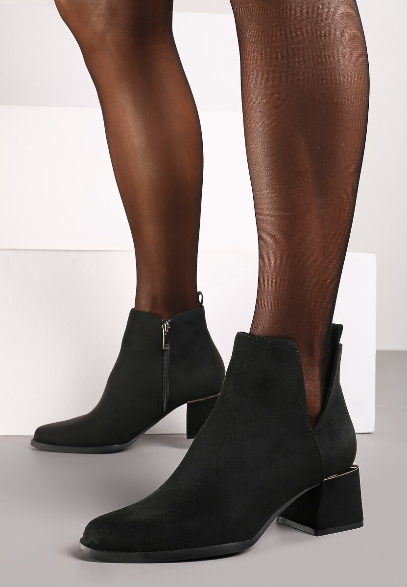 Bordowe Botki na Słupku z Wycięciem i Metaliczną Ozdobą Lorethra