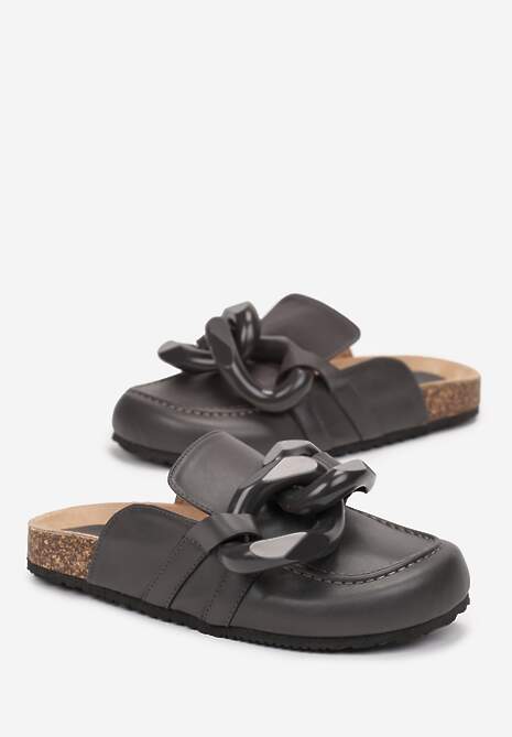 Szare Płaskie Klapki z Korkową Podeszwą i Ozdobnym Łańcuchem Farya