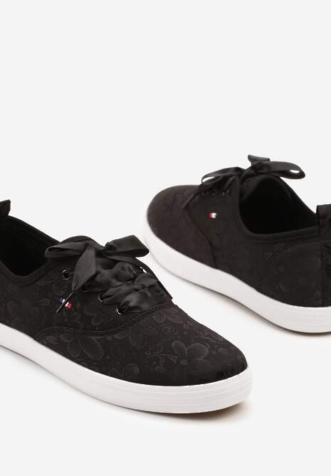 Czarne Tenisówki Wiązane Wstążką Zdobione Tłoczeniem w Kwiaty Palesiela