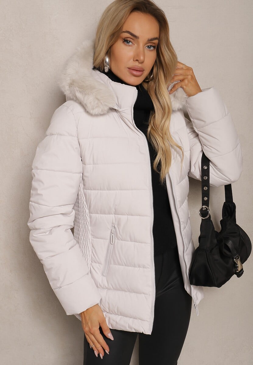 Biała Taliowana Kurtka z Pikowanymi Przeszyciami z Kapturem z Futerkiem Loretina