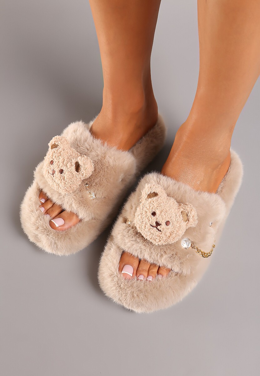 Ciemnobeżowe Kapcie z Futerkiem Ozdobione Aplikacją z Misiem i Łańcuszkiem Flarievia