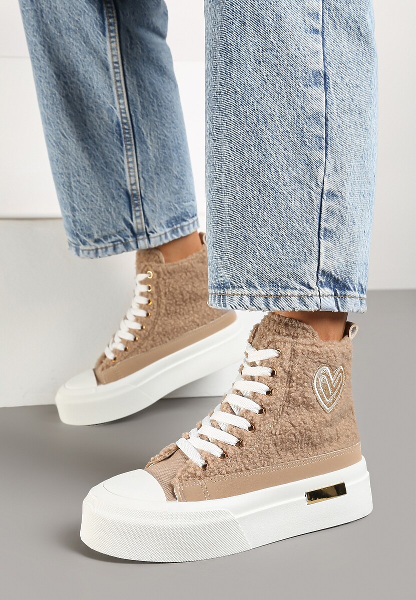 Ciemnobeżowe Futerkowe Trampki na Platformie z Ozdobną Naszywką w Kształcie Serca Aelinna