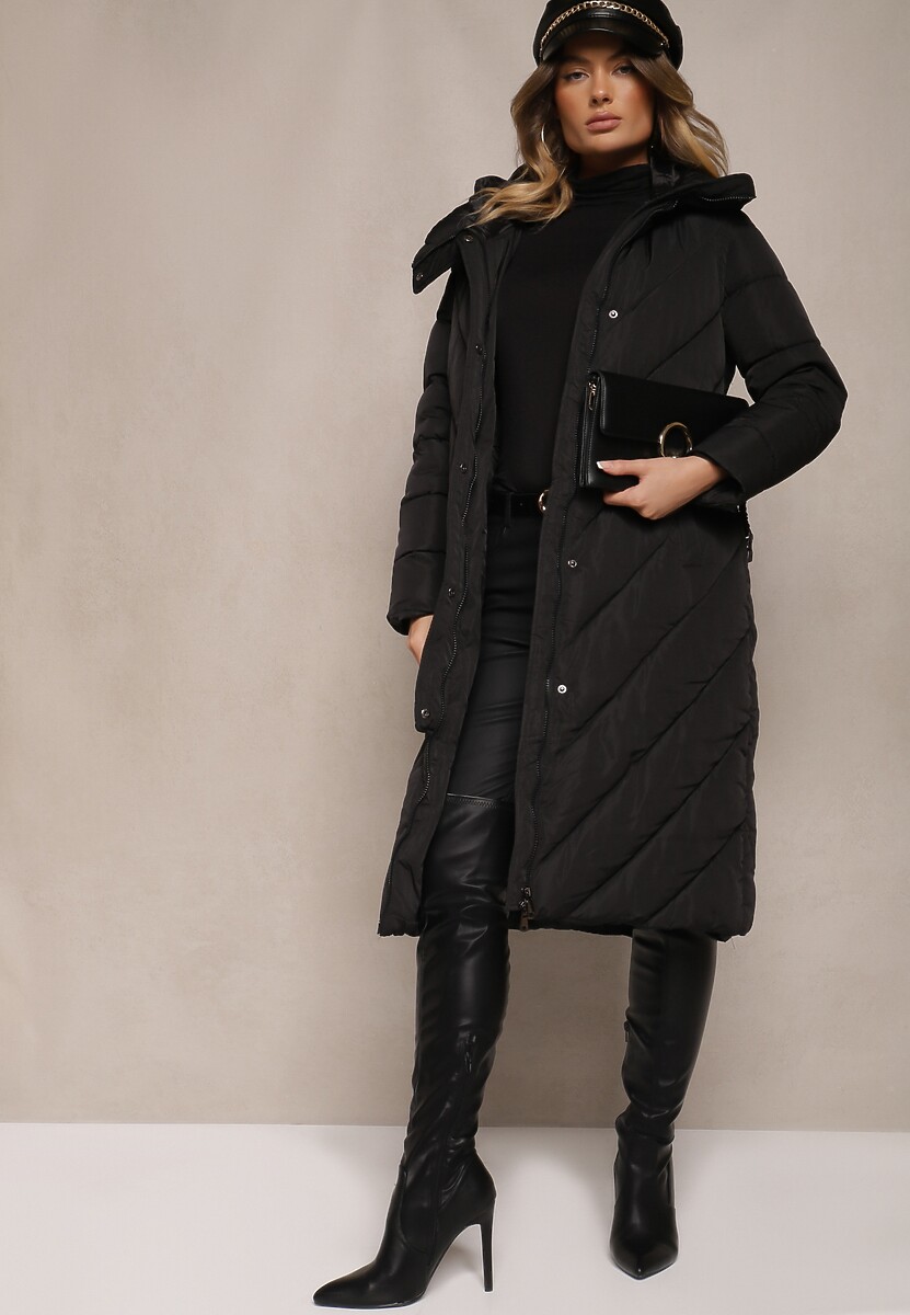 Czarna Długa Kurtka Mocno Ocieplana z Pikowanymi Przeszyciami Kapturem i Paskiem Tinnacira