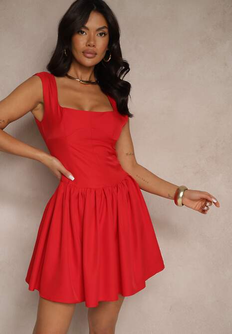 Czerwona Sukienka o Rozkloszowanym Kroju z Kwadratowym Dekoltem Halivira