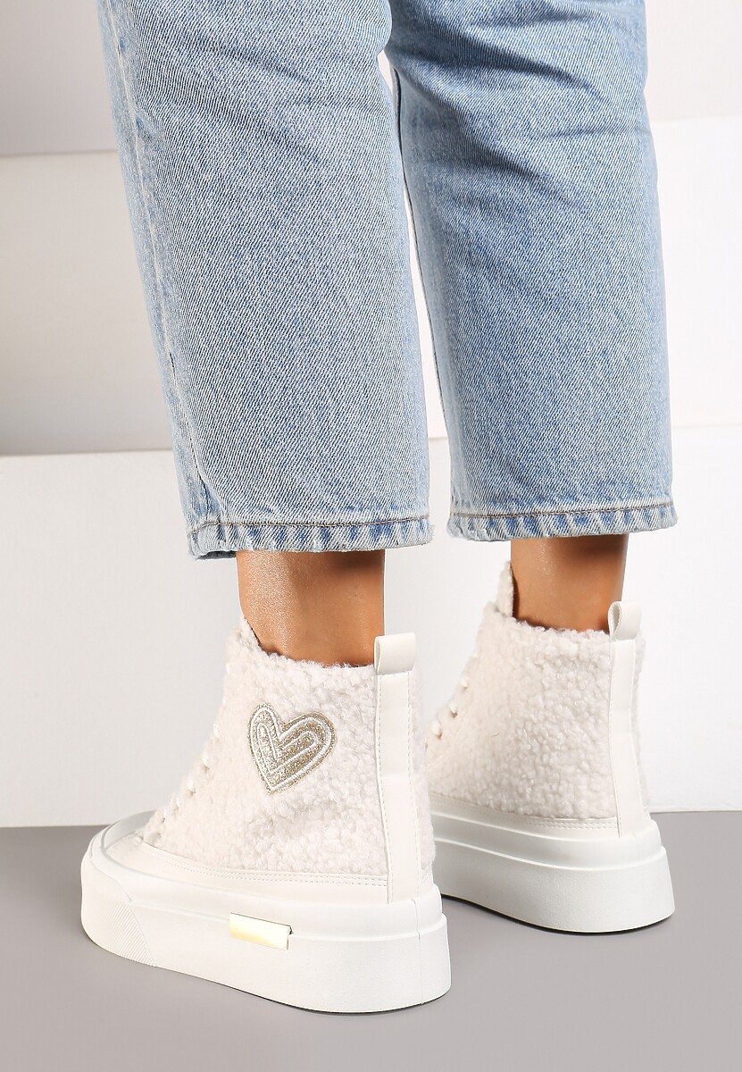 Białe Futerkowe Trampki na Platformie z Ozdobną Naszywką w Kształcie Serca Aelinna