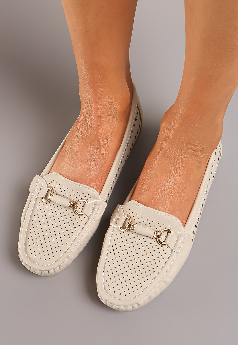 Beżowe Mokasyny Ażurowe z Metalową Aplikacją Carpasia