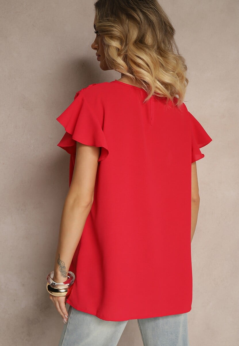 Czerwona Bluzka z Falbankami Wokół Ramion i Ażurową Koronką Przy Dekolcie Dastisa