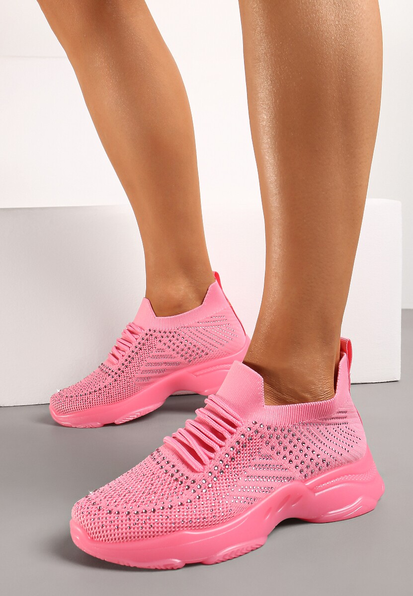 Fuksjowe Sneakersy na Płaskiej Podeszwie Ozdobione Cyrkoniami i Wykończone Perforacją Quilila