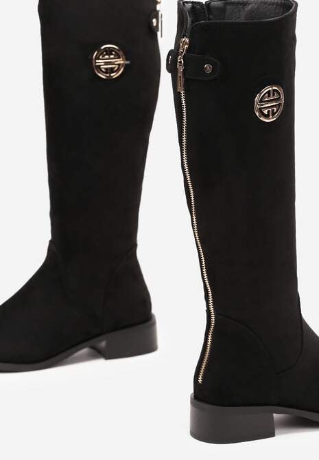 Czarne Kozaki na Niskim Słupku i Metaliczną Ozdobą Diventia