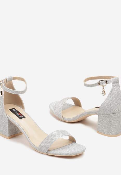 Srebrne Brokatowe Sandały z Ozdobną Zawieszką przy Pasku Renneva