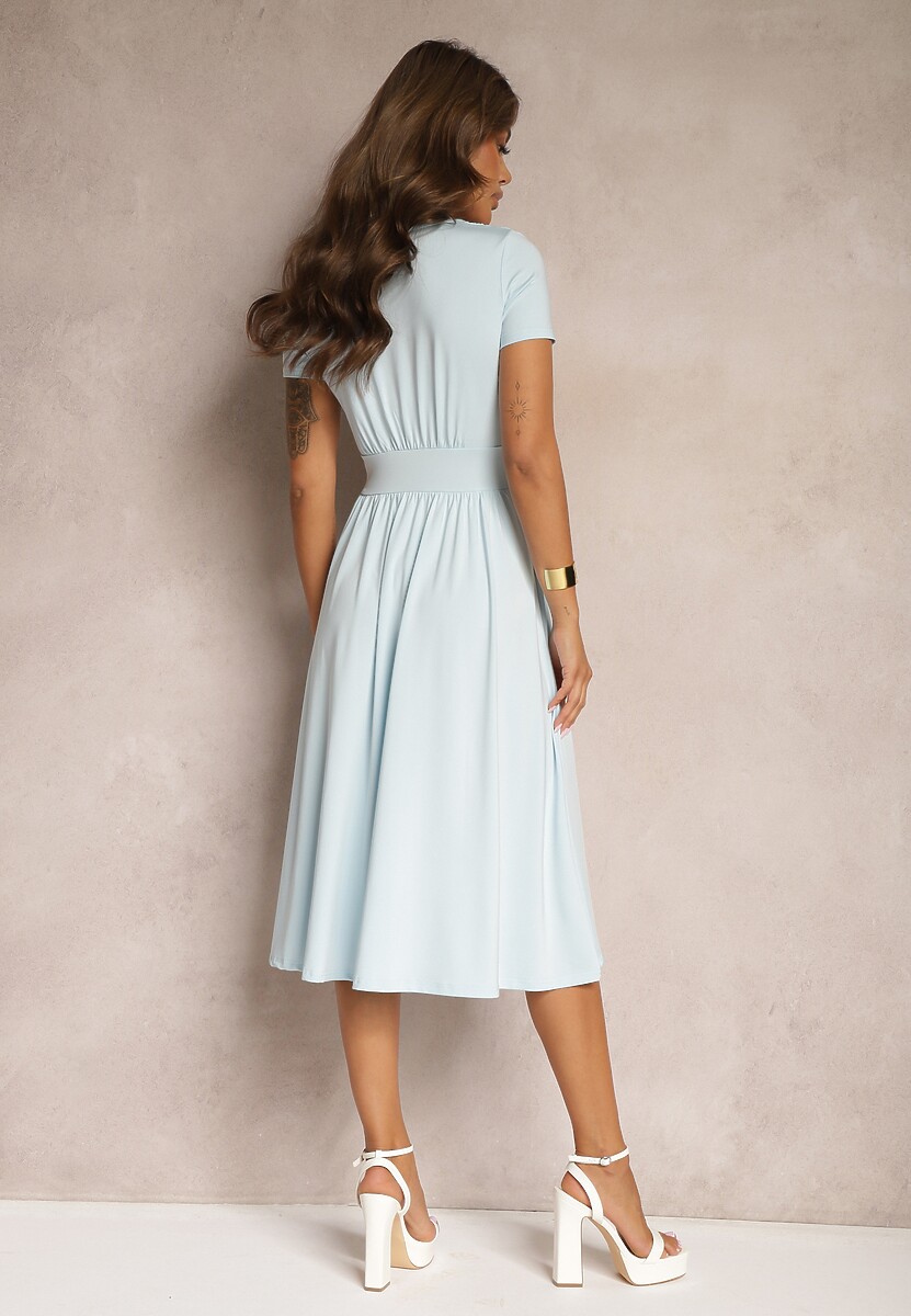 Jasnoniebieska Sukienka Taliowana z Kopertowym Dekoltem o Rozkloszowanym Kroju Rimadea