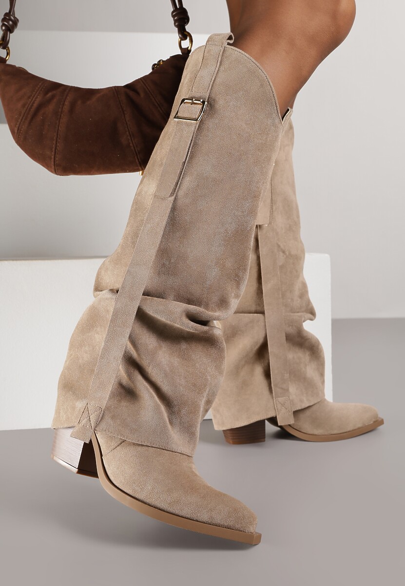 Ciemnobeżowe Kozaki na Stożku Typu Kowbojki Ozdobione Klamrą i Wywiniętą Cholewką Nalirella