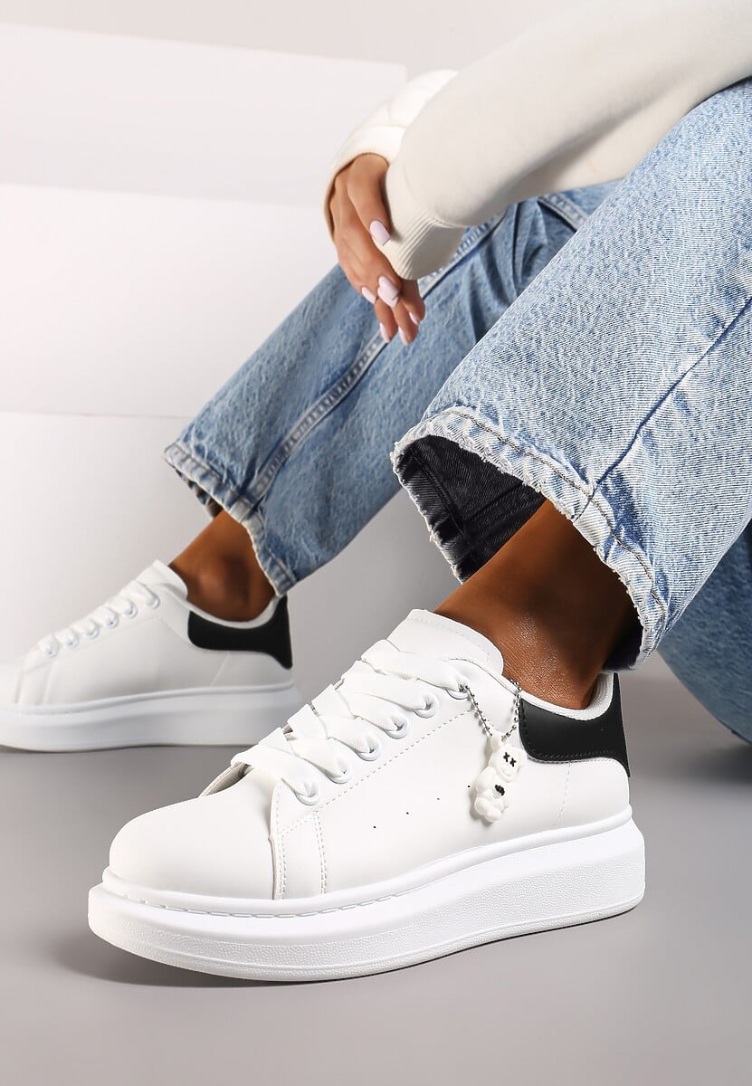 Biało-Czarne Casualowe Sneakersy z Zawieszką Misiem Ulevidia