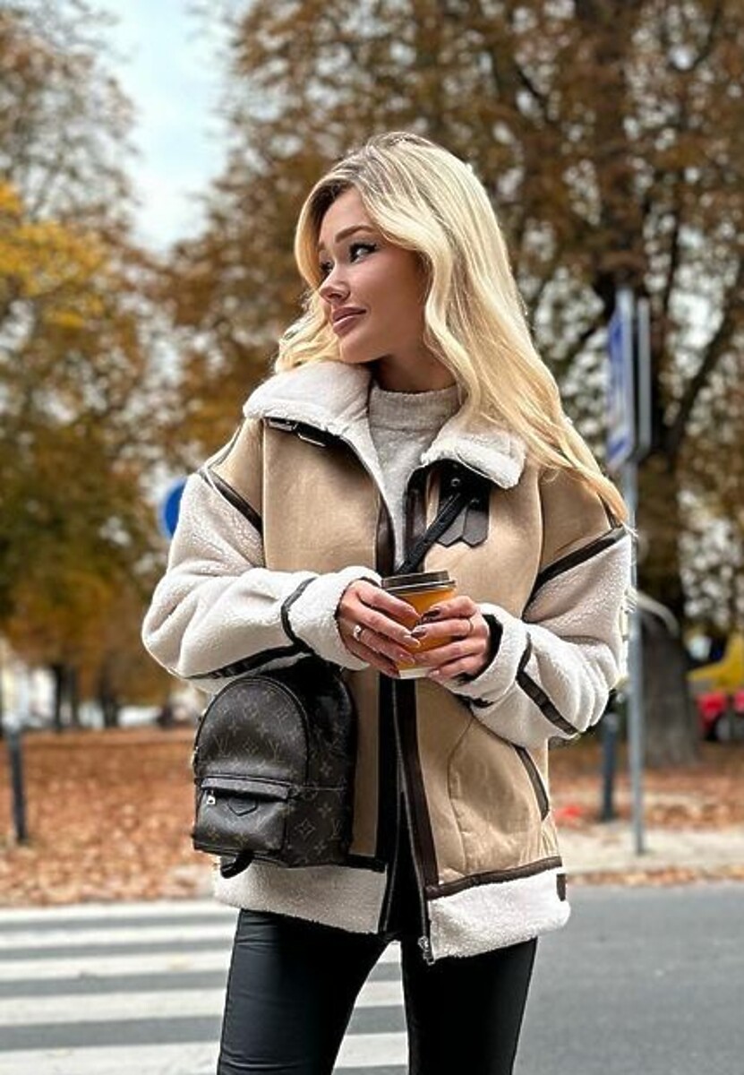 Beżowa Kurtka Pilotka ze Sztucznym Barankowym Futerkiem Phaerehe