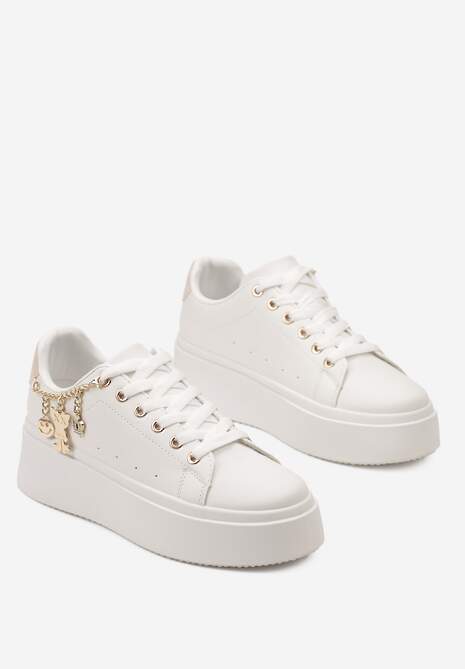 Biało-Beżowe Sznurowane Sneakersy z Ekoskóry na Platformie z Łańcuszkiem i Zawieszkami Salvania