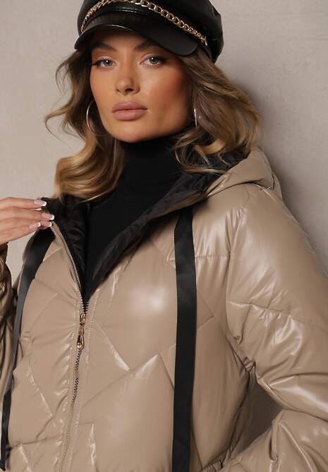 Ciemnobeżowa  Kurtka Pikowana o Długim Kroju z Kapturem Ozdobiona Sznurkami Polezi