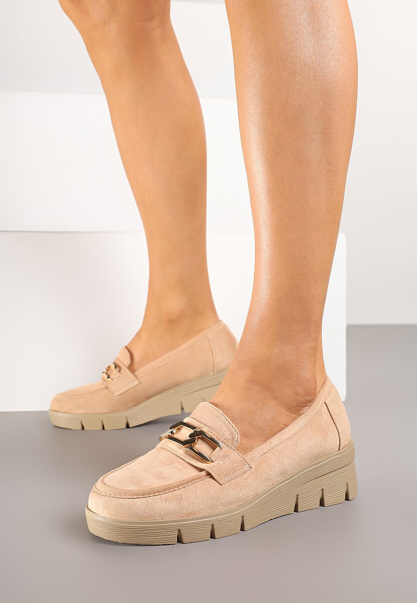 Beżowe Półbuty Mokasyny na Koturnie z Tłoczeniem i Wkładką ze Skóry Naturalnej i Łańcuchem Cariella