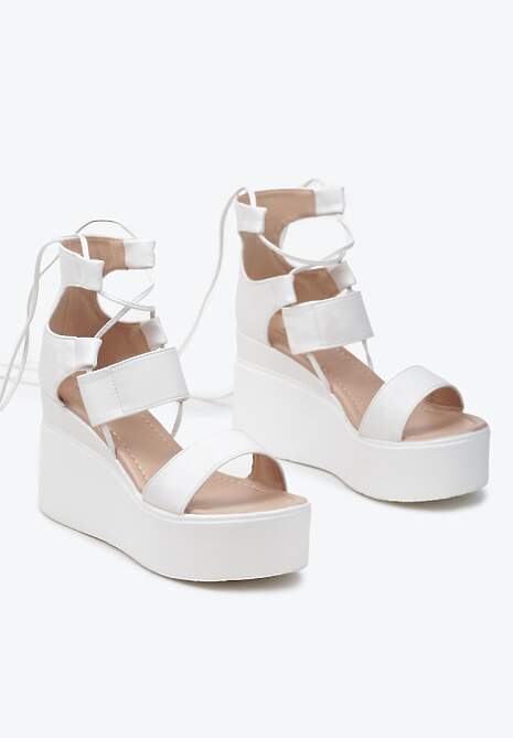 Białe Sandały na Koturnie z Wiązaniem wokół Łydki Scadira