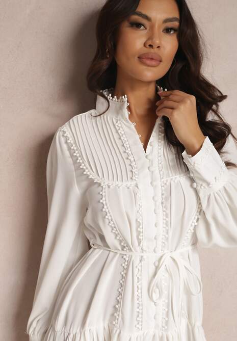 Biała Koszulowa Sukienka z Ażurowymi Tasiemkami i Stójką Chehi