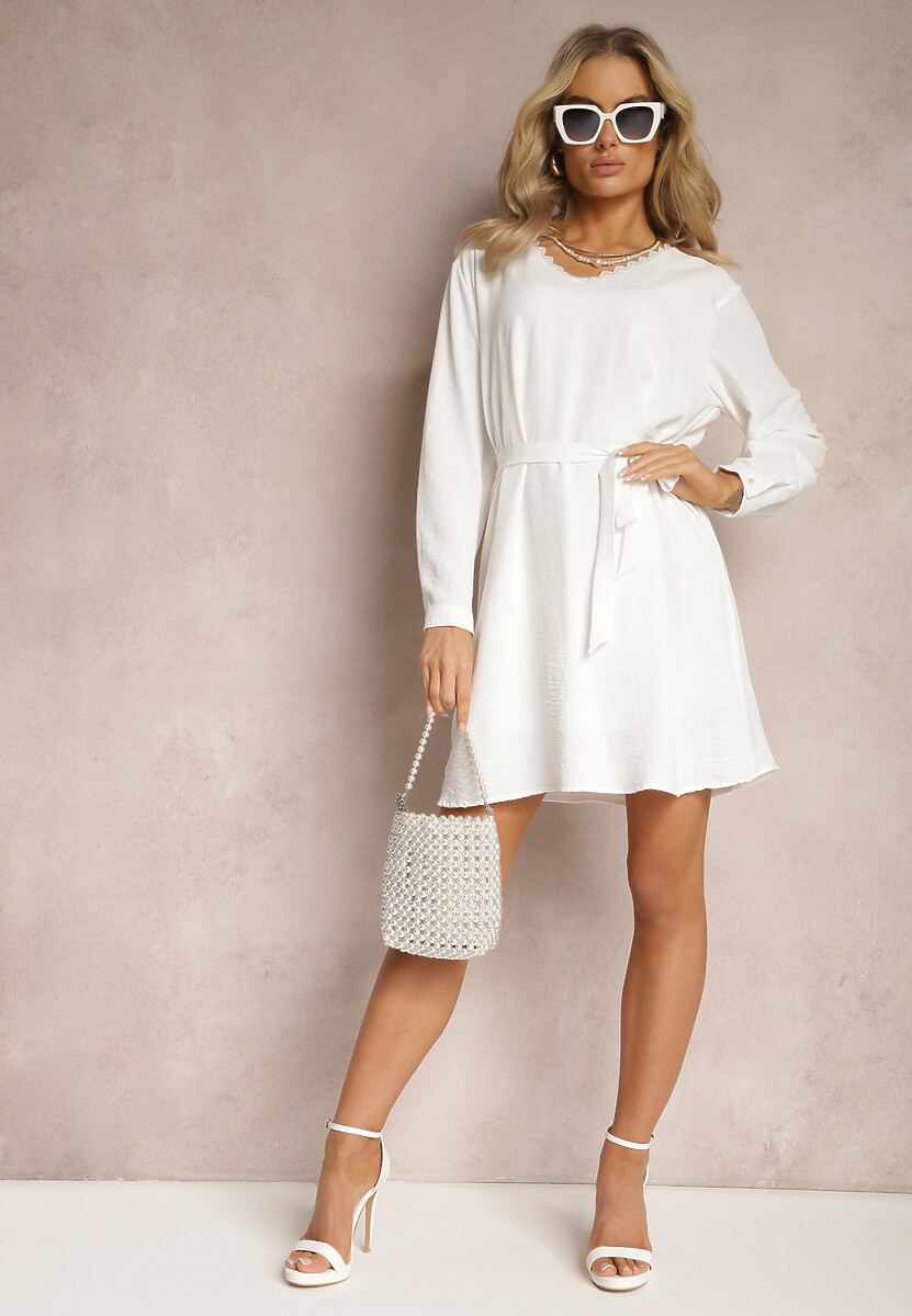 Biała Mini Sukienka Rozkloszowana z Koronkową Aplikacją i Paskiem Ailetras