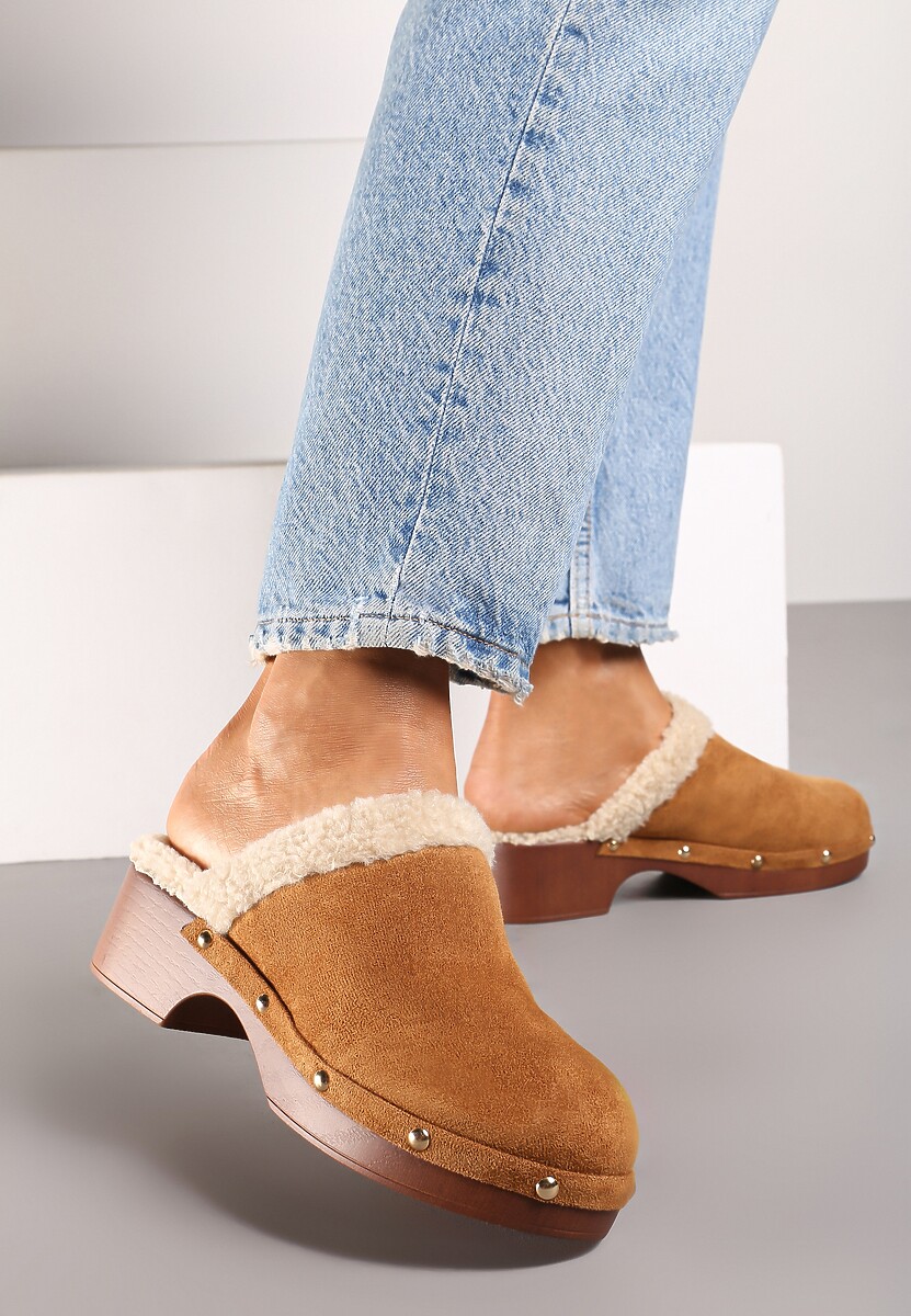 Brązowe Klapki na Słupku w Stylu Chodaków Ozdobione Nitami i Futerkiem Serratta