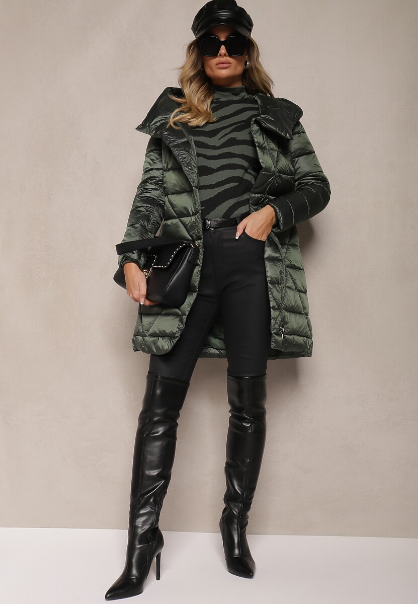 Zielona Kurtka Pikowana o Długim Kroju z Kapturem Ozdobiona Wiązaniem w Talii Anselith