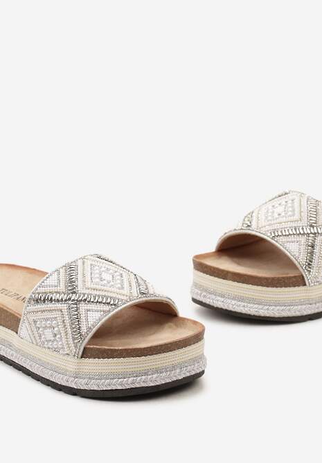 Srebrne Klapki na Platformie z Koralikami Perełkami i Cyrkoniami Ariska