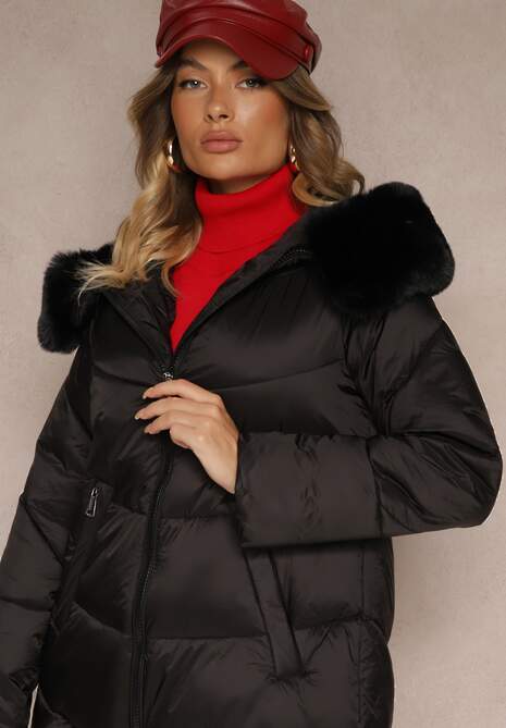 Czarna Kurtka z Pikowaniem i Dłuższym Tyłem Zdobiona Szerokim Kołnierzem z Futrem Rinnelis