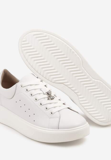 Białe Sneakersy Skórzane z Metaliczną Aplikacją i Perforacją Xalzeki