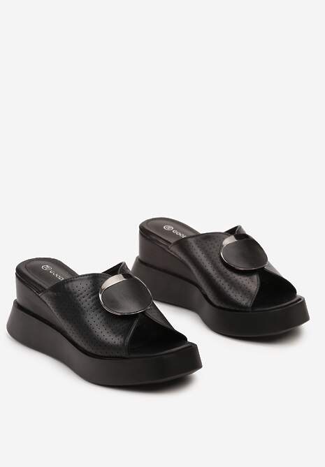 Czarne Klapki na Koturnie Wykończone Klamrą oraz Ozdobną Perforacją Sazura