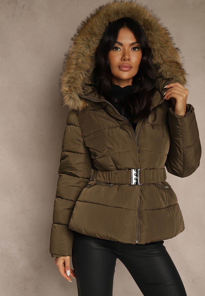 Ciemnozielona Kurtka Pikowana z Nieodpinanym Kapturem Futerkiem i Paskiem Retelda