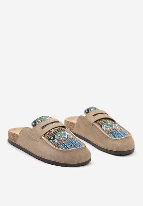 Ciemnobeżowe Klapki na Płaskiej Podeszwie z Imitacji Zamszu Ozdobione Koralikami i Cyrkoniami Giazara