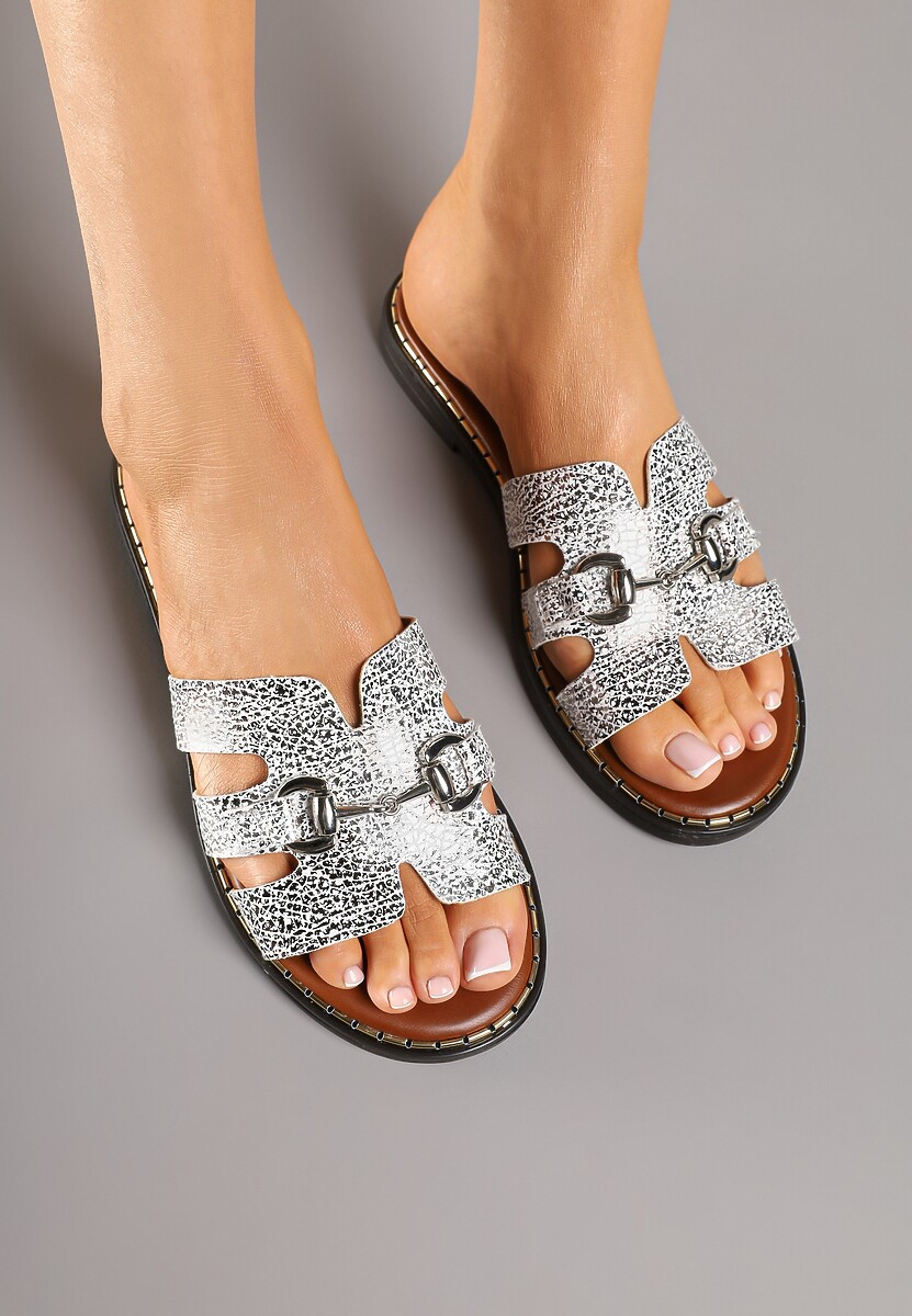 Złote Klapki Ozdobione Wycięciami i Klamrą Arivian