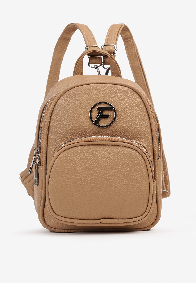 Ciemnobeżowy Mały Plecak Zdobiony Metalowym Detalem Wyposażony w Dodatkową Kieszeń Savarosa