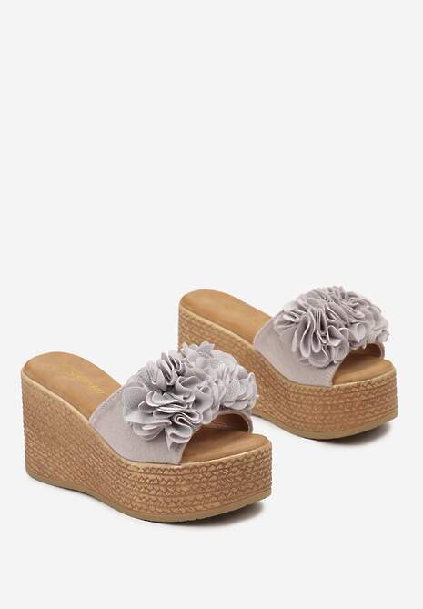 Szare Klapki z Aplikacją Kwiatka i Plecionym Koturnem Ilathia