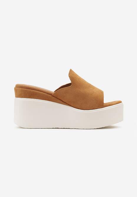 Brązowe Klapki z Paskiem z Ekozamszu Ozdobionym Wycięciami na Koturnie i Platformie Oleviana