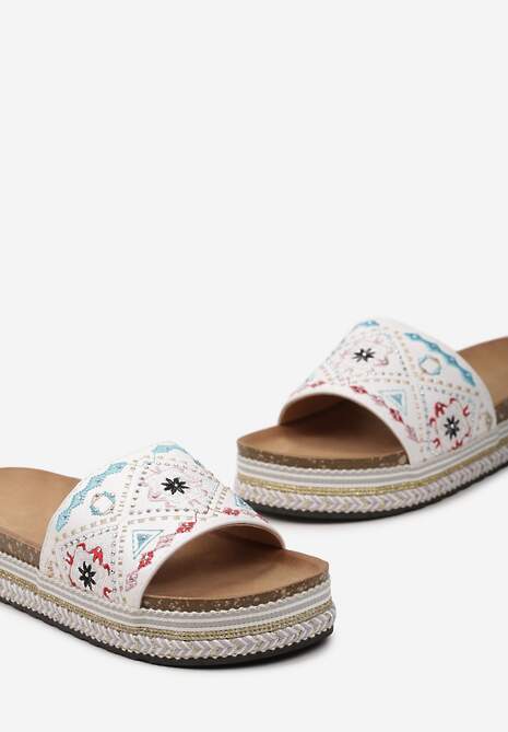 Białe Klapki Boho na Niskiej Platformie Ozdobione Plecionką i Cyrkoniami Giratsa