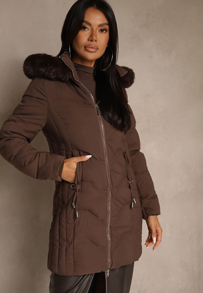 Brązowa Kurtka o Fasonie Płaszcza z Pikowaniem i Futrzanym Kapturem Mavila