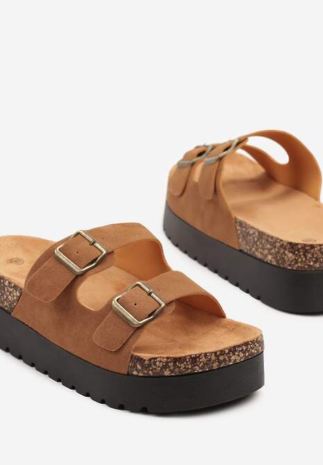 Brązowe Klapki na Platformie z Korka Ozdobione Klamrami Ravilisse