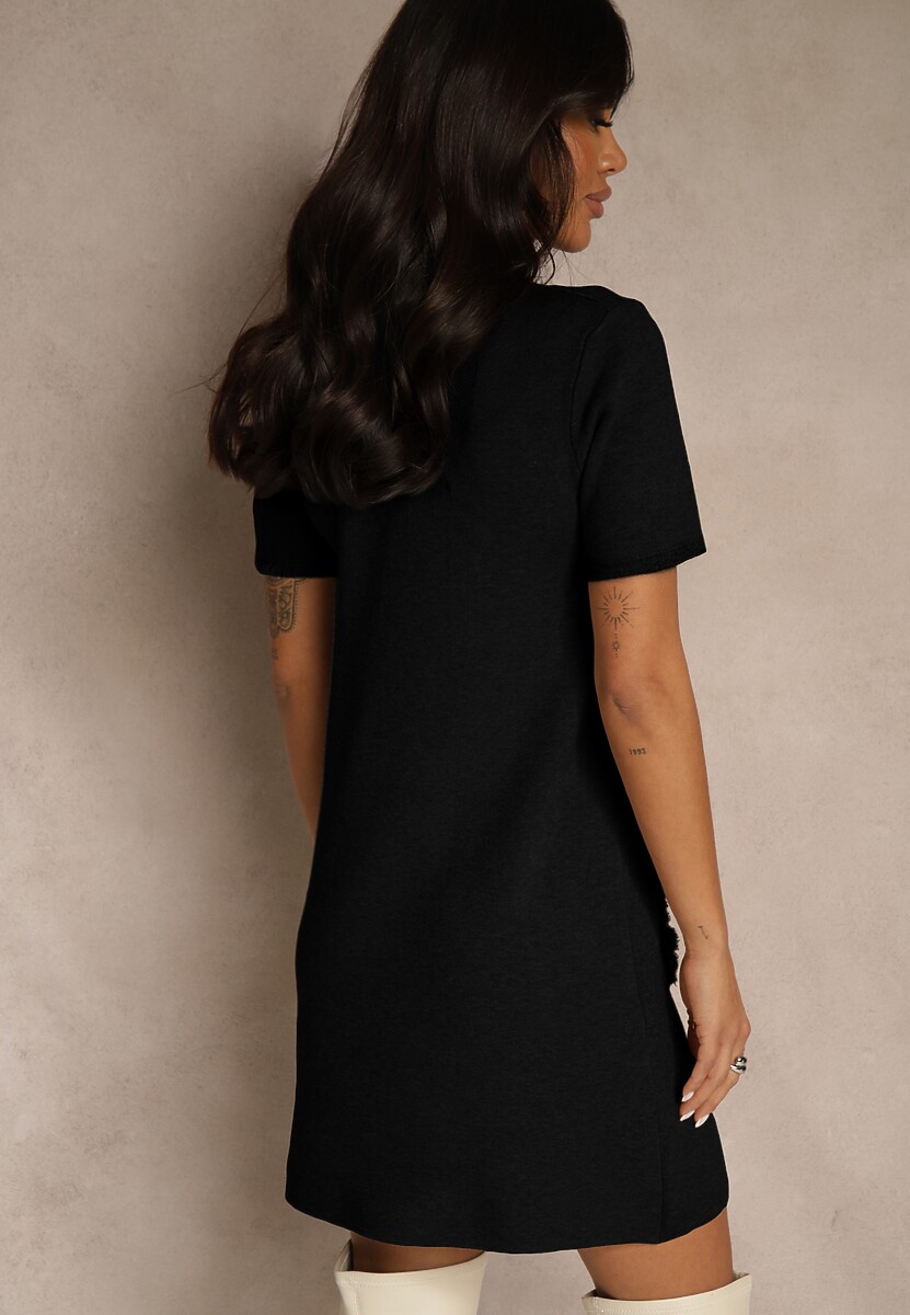 Czarna Sweterkowa Sukienka Trapezowa z Perełkami przy Dekolcie i Kieszeniach Fenatusa