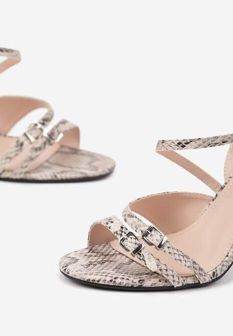 Beżowo-Czarne Wężowe Sandały na Obcasie Zdobione Skośnym Paskiem i Klamerkami Mallunea