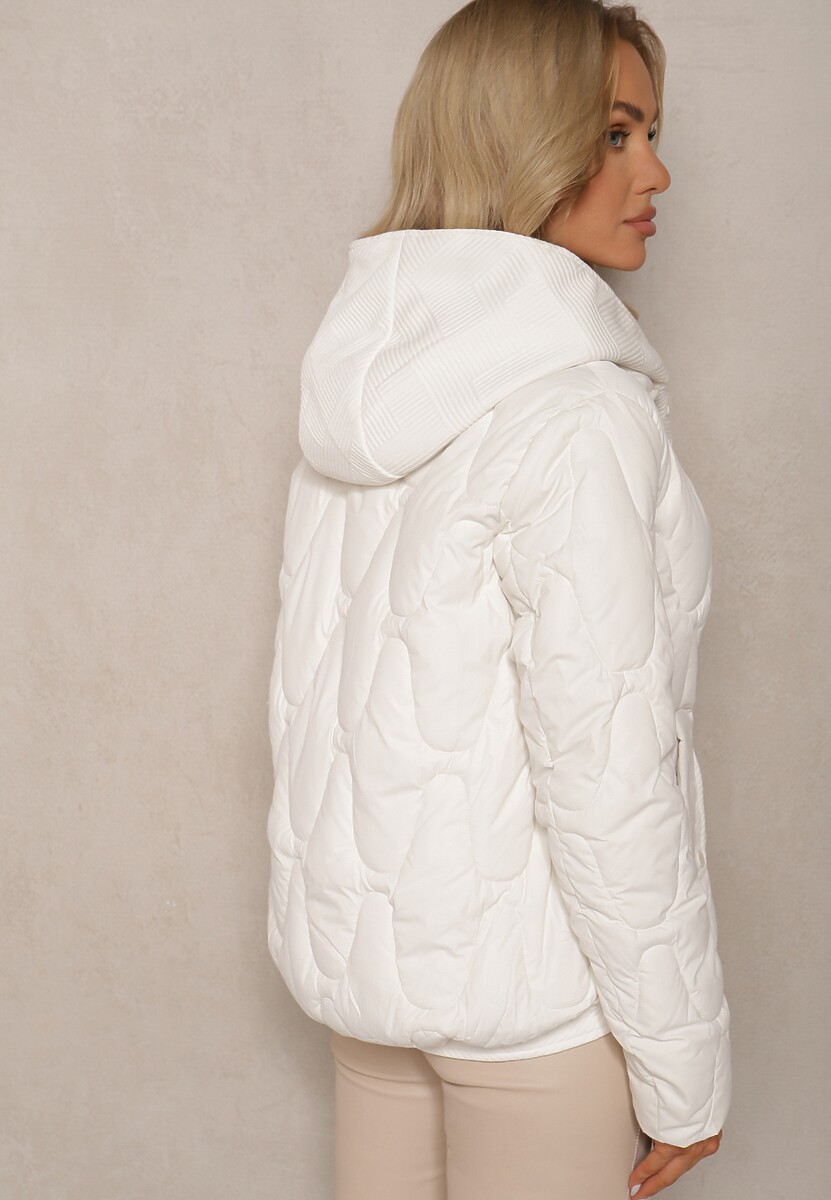 Biała Kurtka z Materiałowym Kapturem i Kieszeniami Zdobiona Pikowanymi Przeszyciami Ravathrias