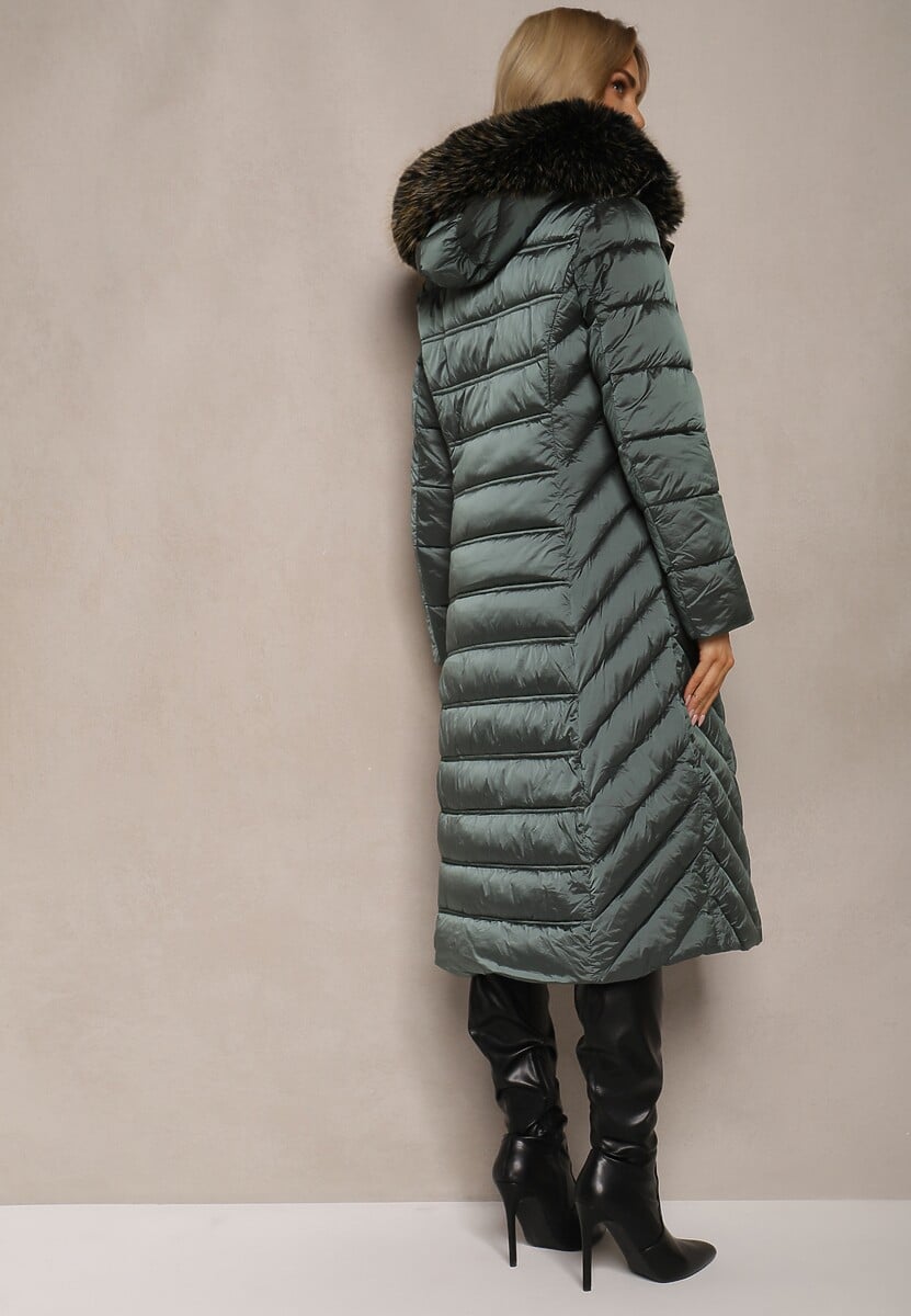 Zielona Długa Kurtka Zimowa z Pikowanymi Przeszyciami i Odpinanym Kapturem z Futerkiem Tinnelia