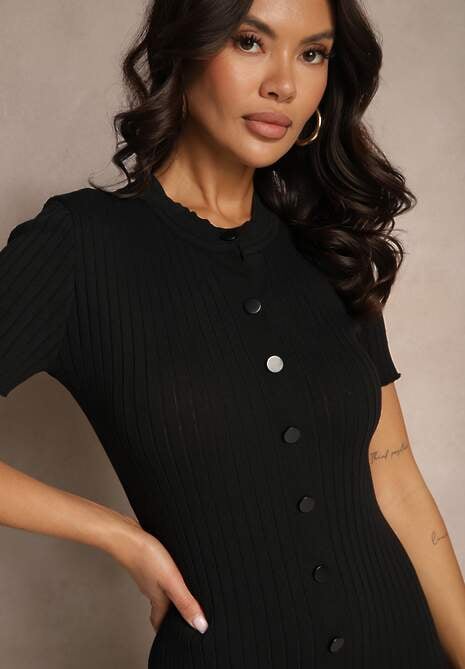 Czarna Dopasowana Sukienka z Dzianiny z Wiskozą Zdobiona Guzikami i Falbaną Aluona