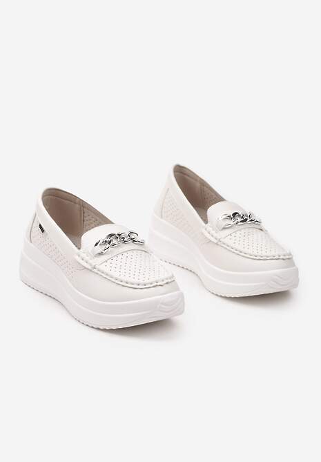 Białe Mokasyny na Platformie Wykończone Perforacją i Łańcuszkiem Tessamarie