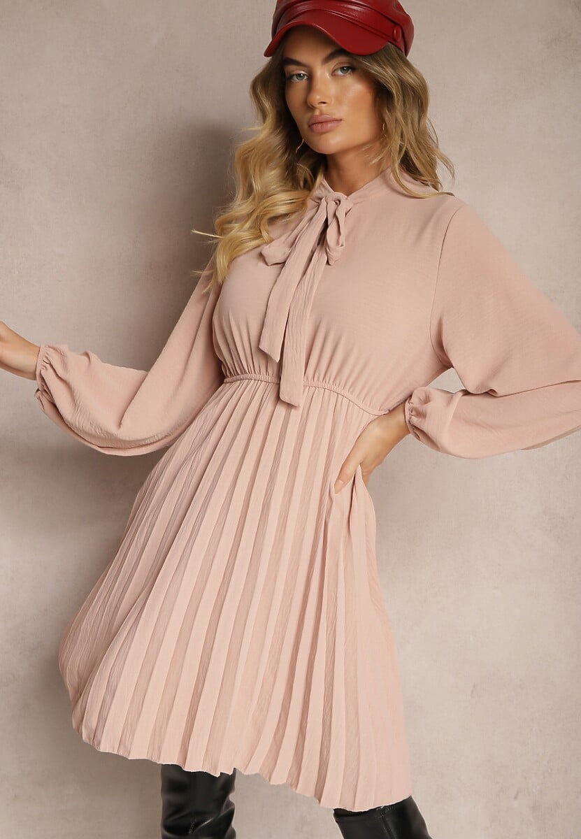 Ciemnobeżowa Plisowana Sukienka o Eleganckim Kroju z Wiązaniem przy Dekolcie i Gumką w Pasie Belorinda