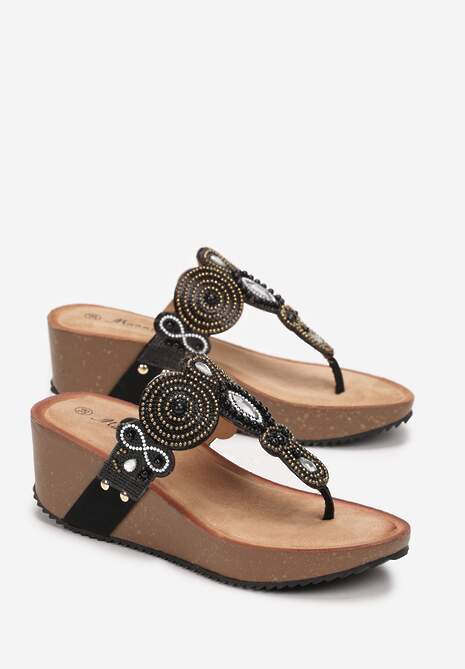Czarne Klapki Ozdobione Cyrkoniami i Koralikami na Koturnie Jingera