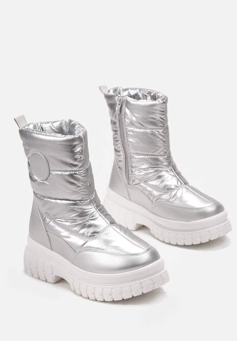 Srebrne Pikowane Śniegowce za Kostkę z Metalicznym Połyskiem i Naszywką Kinicro