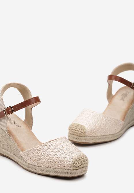 Beżowe Plecione Sandały na Koturnie z Kwadratowym Noskiem i Paskiem Przy Kostce Crilis