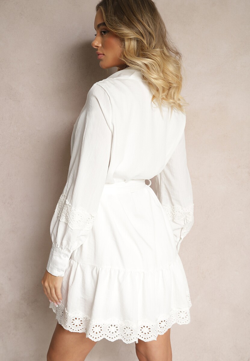 Biała Sukienka Koszulowa z Wiskozy z Bawełną Ozdobiona Paskiem i Koronką Korresil
